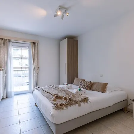 Charming And Spacious Apartment With Parking In Centre Knokke *