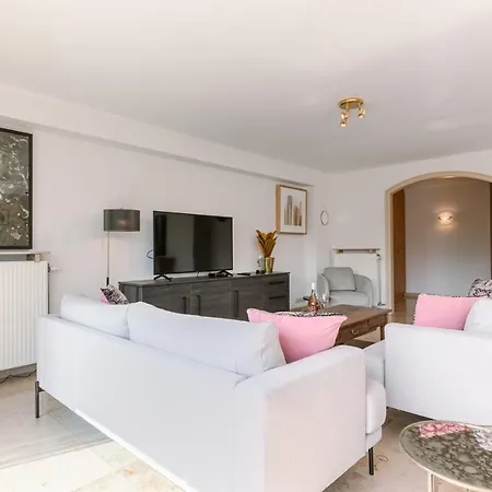 Charming And Spacious Apartment With Parking In Centre Knokke *